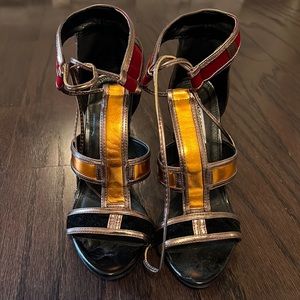 MULTICOLORED CAPE ROBBIN HEELS